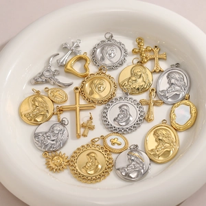 Vintage 14k vergoldete Edelstahl-Anhänger mit Jungfrau Maria und Herzmotiven im Set