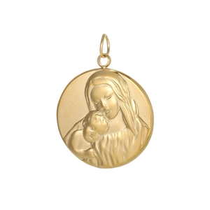 Detaillierte Nahaufnahme des goldenen Relief-Anhängers mit Jungfrau Maria und Kind