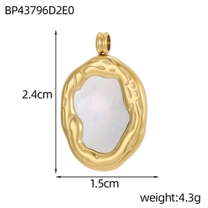 Detailansicht eines ovalen Goldanhängers mit Perlmutt und Maßen von 2,4 cm x 1,5 cm