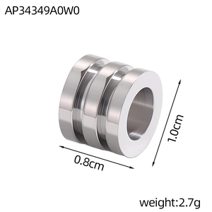 Makroansicht des Edelstahlzylinders mit Abmessungen von 0,8 cm und 1,0 cm