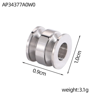 Makro-Detail einer 1,0 cm Herz-Edelstahlperle für die DIY-Schmuckherstellung