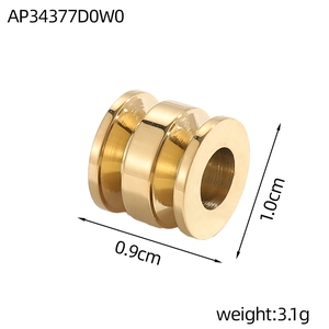 Makro-Detail des Gold-Edelstahl-Sonnenblumen-Anhängers mit Maßen 0,9x1,0cm und 3,1g Gewicht