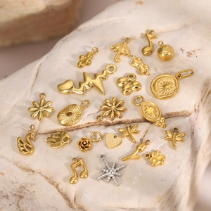 Divers pendentifs en acier inoxydable doré et argenté en formes de cygne fleur et note