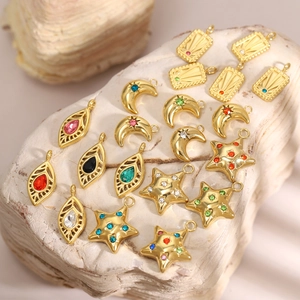 Pendentifs géométriques lune et étoile en acier doré avec cristaux de zircon colorés