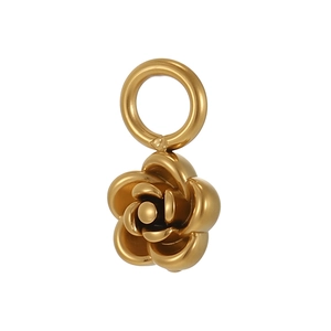 Vue détaillée d'un pendentif fleur 3D doré avec pétales superposés et bélière ronde