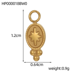 Détail du pendentif ovale doré avec relief d'étoile et billes, hauteur 1,2 cm