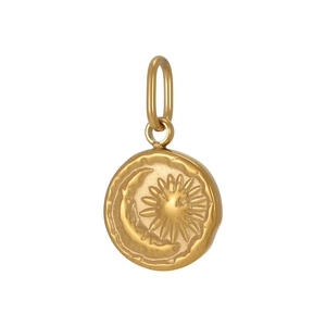 Vue détaillée d'un pendentif circulaire doré avec relief soleil lune et bords ondulés