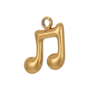 Vue détaillée du pendentif note de musique dorée avec finition miroir et anneau de suspension