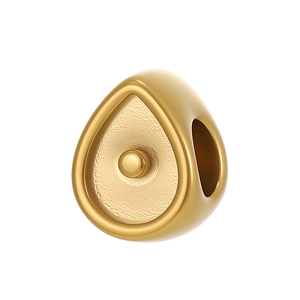 Vue macro d'une breloque goutte dorée aux finitions polies et sablées pour bijoux DIY