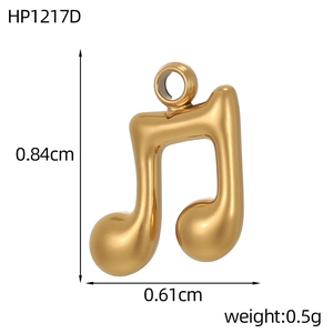 Vue macro du pendentif note de musique en acier doré avec forme 3D et petit anneau