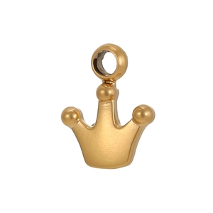 Vue détaillée d'un pendentif couronne dorée à texture mate avec anneau de suspension