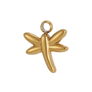 Vue détaillée d'un pendentif libellule doré avec finition polie et anneau de suspension