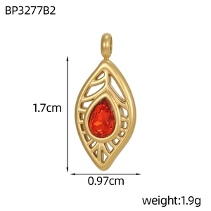 Pendentif feuille avec pierre rouge en finition or mat, dimensions de 1,7 cm