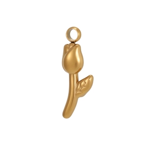 Vue détaillée d'un pendentif tulipe en or mat avec une boucle de suspension délicate