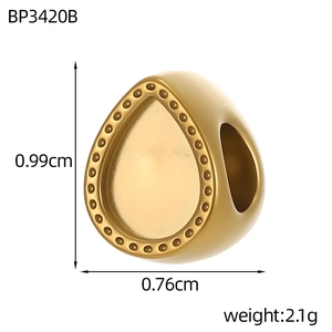 Vue macro d'une perle goutte en acier inoxydable doré avec bordure perlée pour bijoux