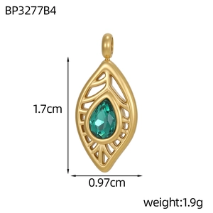 Vue détaillée des dimensions d'un pendentif feuille dorée avec une pierre verte en goutte