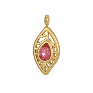 Détail macro d'un pendentif feuille dorée évidée serti d'une pierre rose taille poire