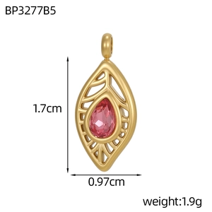 Vue détaillée de la taille d'un pendentif feuille avec cristal rose, 1,7 cm par 0,97 cm