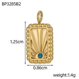 Détail du pendentif rectangle doré en acier inoxydable avec soleil et pierre bleue