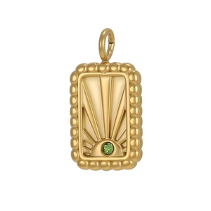 Détail d'un pendentif doré rectangulaire avec motif soleil et pierre verte sertie
