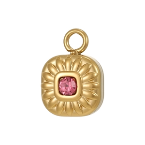 Detailansicht eines quadratischen 18k Goldanhängers mit rosa Edelstein und Sonnenstrahltextur