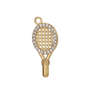 Makroaufnahme von goldener Tennisschläger-Anhänger mit Strasssteinen und strukturierter Griff