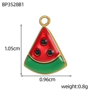Detail der emaillierten Wassermelonenscheibe-Anhänger mit Maßen von 1,05 cm Höhe