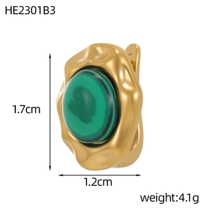 Detail eines gewellten Goldohrrings mit Malachitstein und Maßen von 1,7 cm mal 1,2 cm