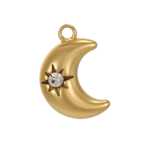 Détail d'un pendentif lune croissante dorée avec un cristal central en étoile brillante