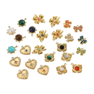 Anhänger-Set aus goldenem Edelstahl mit Herz und Klee, besetzt mit bunten Edelsteinen für DIY