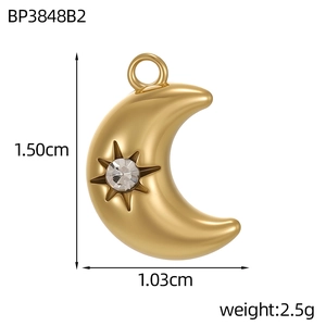 Détail du pendentif lune et étoile doré avec cristal et dimensions de 1,50cm par 1,03cm