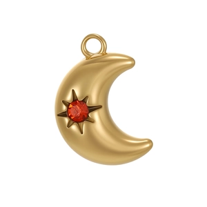 Pendentif lune doré en acier inoxydable avec une pierre précieuse rouge sur fond blanc