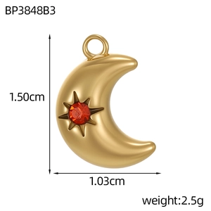 Vue détaillée du pendentif lune doré avec pierre rouge et dimensions du produit