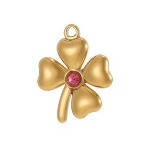 Polierter goldener Kleeblatt-Anhänger mit rosa Edelstein auf weißem Hintergrund