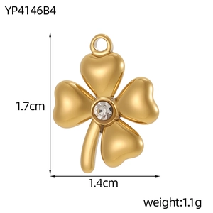 Detailansicht eines Goldkleeblatt-Anhängers mit Zirkon-Inlay und 1,7cm Maßangabe