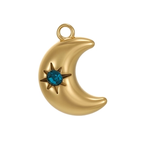 Détail d'un pendentif lune en or avec une pierre bleue et un motif d'étoile