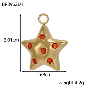 Détail du pendentif étoile doré avec dimensions 2,01cm x 1,68cm et un poids de 4,2g