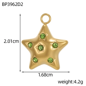 Vue détaillée du pendentif étoile dorée avec gemmes vertes affichant les dimensions du bijou