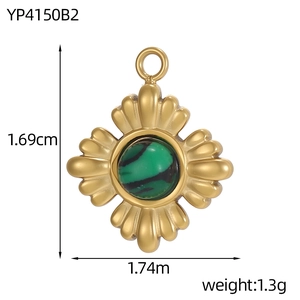 Detailansicht eines grünen Steinanhängers mit goldenem Sternenrahmen für Schmuck