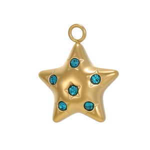 Macro de pendentif étoile dorée avec six zircons bleus et une finition polie