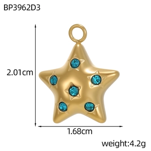 Vue détaillée d'un pendentif étoile pentagramme doré avec pierres bleues et dimensions
