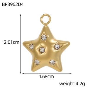 Vue détaillée d'un pendentif étoile dorée avec zircons et dimensions précises
