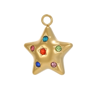 Pendentif étoile doré poli avec six strass colorés et fermoir à boucle ronde