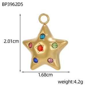 Détails d'un pendentif étoile doré avec cristaux colorés et dimensions précises