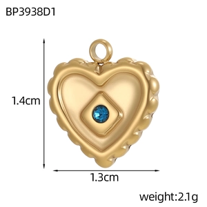 Detailansicht Gold Herzanhänger mit blauem Stein und Maßen von 1,4cm mal 1,3cm Größe