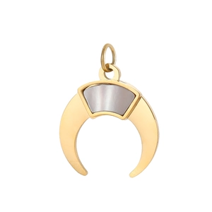Macro detail van de hoornvormige gouden hanger met ingelegd wit parelmoer