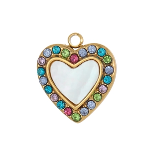 Detalle de un colgante de corazón dorado con piedras de colores y centro de nácar blanco