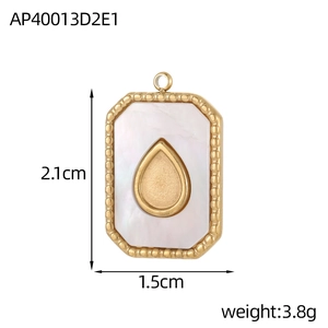 Vista detallada del colgante rectangular de acero dorado con incrustación de nácar blanco