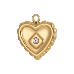 Nahaufnahme vom goldenen Herzanhänger mit Zirkon-Inlay und Muschelrand-Details