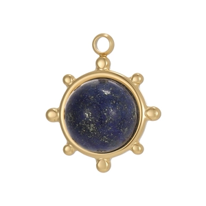 Detail eines Vintage Goldanhängers mit blauem Lapislazuli Stein für DIY Schmuck